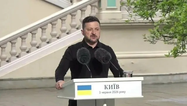 Президент Украины сообщил о готовности к прямым переговорам с российским лидером, отметил задержки с американской переговорной группой, развитие ПВО с европейскими партнёрами и возможность масштабного ответа на удары дронами и ракетами.