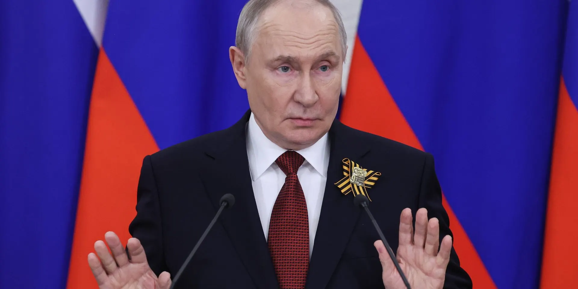 Высокопоставленные чиновники считают, что нынешний уровень военных расходов грозит ростом дефицита; предложены сокращения невоенных затрат, но представители оборонного ведомства и некоторые круги в Кремле требуют сохранения финансирования.