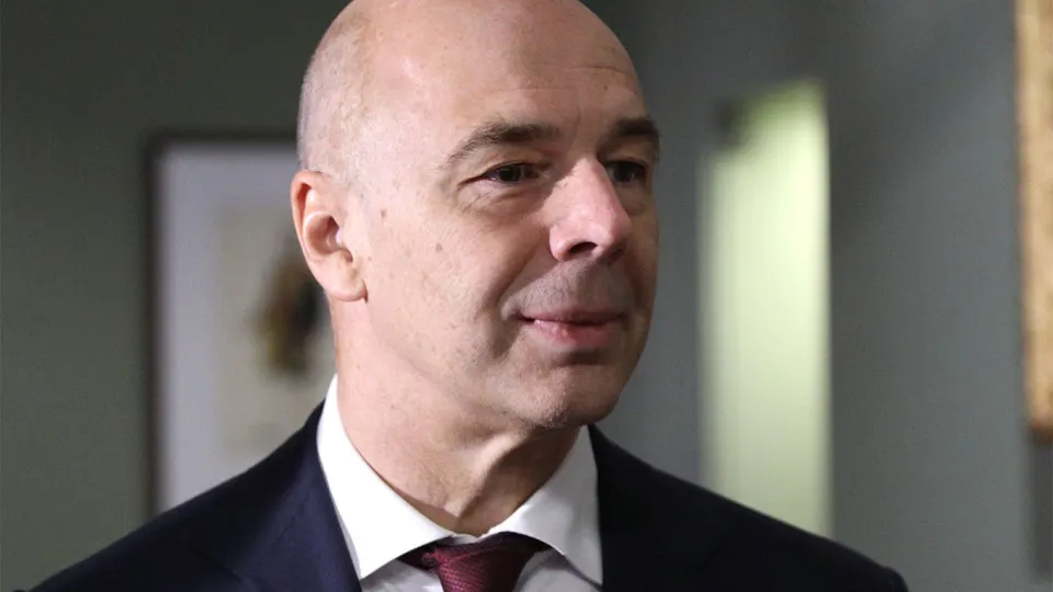 Министр финансов заявил, что отдельного фонда для защиты предприятий топливно‑энергетического комплекса не планируется, а расходы на средства обороны могут включаться в себестоимость продукции. Между тем атаки беспилотников серьёзно сократили переработку и подняли цены на топливо.
