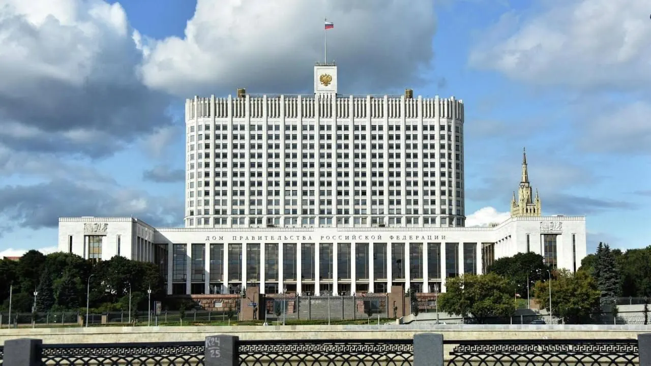 В Госдуму внесён законопроект о полной или частичной компенсации утильсбора для семей с тремя и более детьми, но в правительстве выразили возражения: в проекте не указаны источники финансирования, что повлечёт дополнительные расходы.