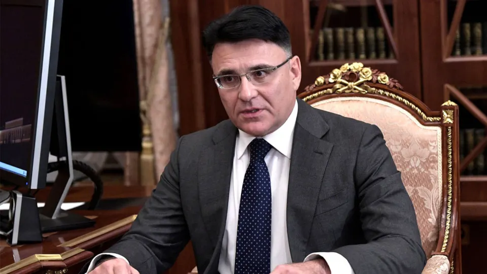 Глава крупного медиахолдинга предложил установить квоты на показ иностранных фильмов, чтобы отбирать для проката только «качественные» картины и освобождать экраны для российских лент; инициатива поддерживается рядом деятелей культуры и получила поручение правительства ускорить решение.
