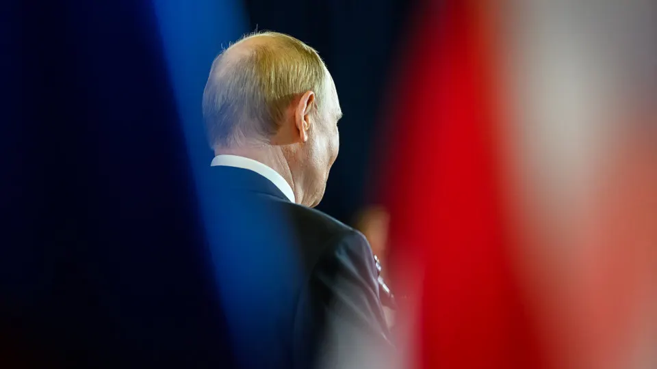 Агентство прекратило обновлять «открытый» рейтинг с апреля: по данным на начало апреля он составил 29,5% — вдвое ниже показателей «закрытого» опроса. Одобрение деятельности президента остаётся выше, но показывает снижение.