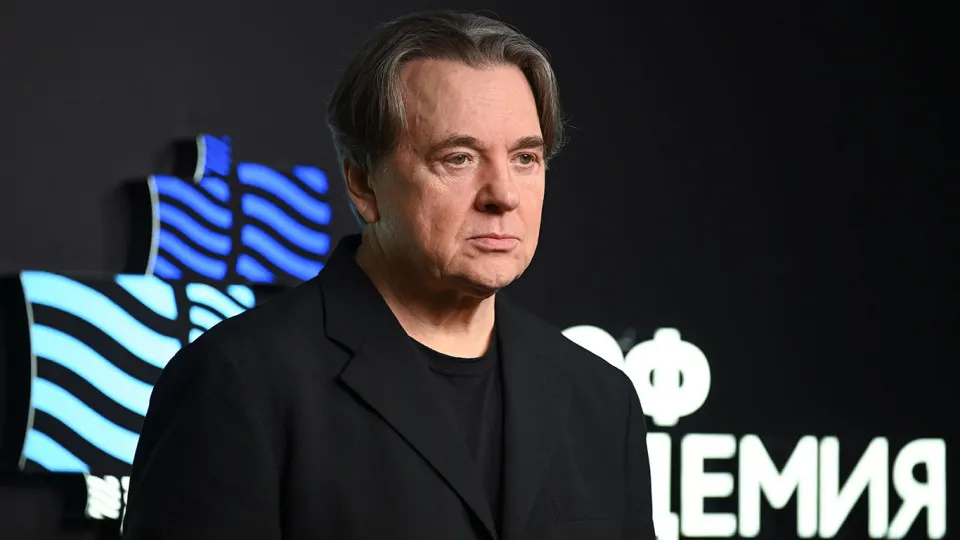 Гендиректор «Первого канала» поддержал предложение ввести квоты на зарубежные картины и обязать прокатчиков платить специальный сбор. Режиссёр предложил фиксированный «входной взнос» в 5 млн руб. и перечислять часть сборов на поддержку национального кино. Эксперты отмечают рост теневого проката и низкую окупаемость госфильмов.