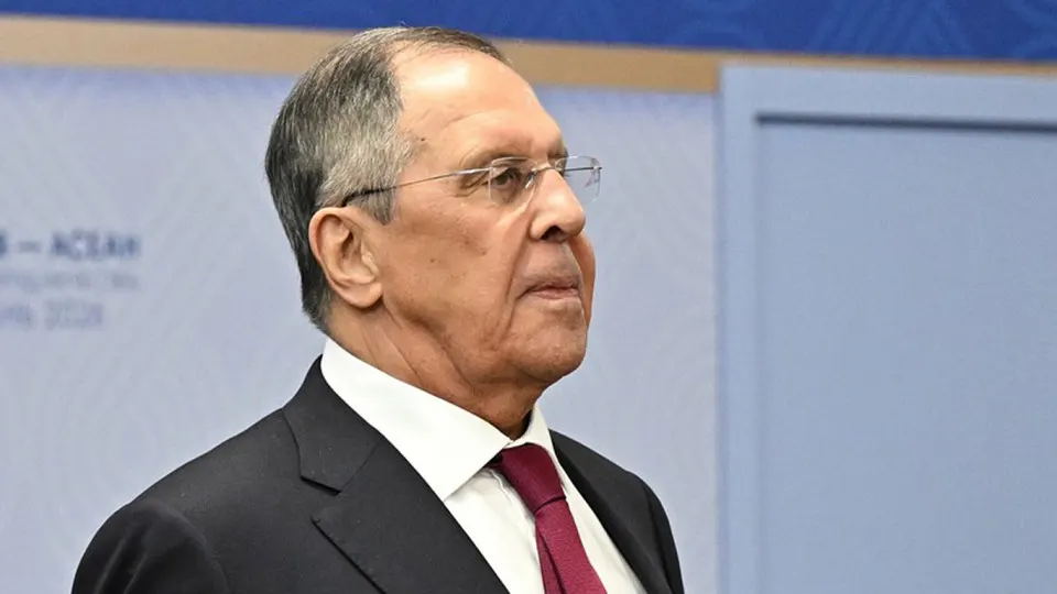 После самой масштабной с начала войны ночной атаки дронов на Москву российские власти заявляют о регулярных массированных ударах по объектам, от которых зависит боеспособность ВСУ. В столичном регионе сообщают о пожарах, «нефтяном дожде» и временных перебоях в авиации.