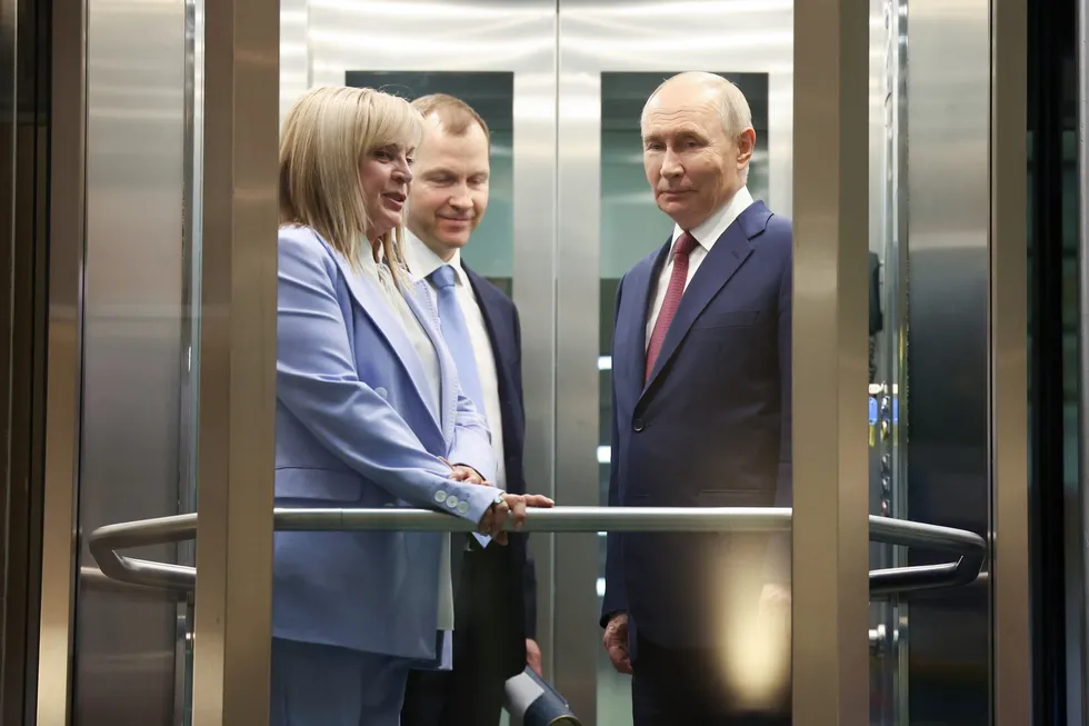 Руководители силовых органов лоббируют перенос или отмену выборов в Государственную думу из‑за экономических проблем, падения рейтингов и угроз безопасности. Гражданские чиновники и часть окружения президента выступают за проведение голосования по расписанию.