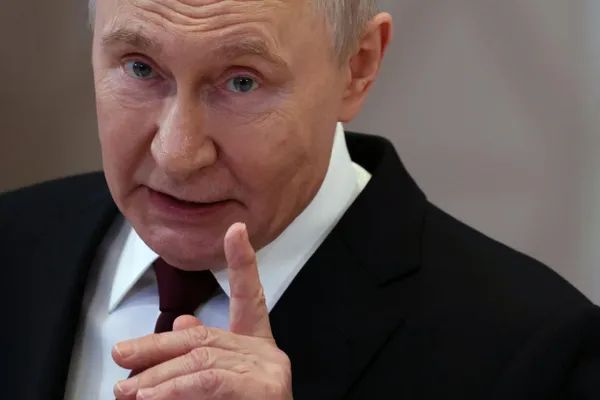 Президент заявил, что главная цель спецоперации — «освободить» аннексированные регионы; предложение Украины об отказе от ударов беспилотников по России отклонено. В крупных провоенных каналах появились нейтральные сводки, но отклики аудитории стали более сдержанными.