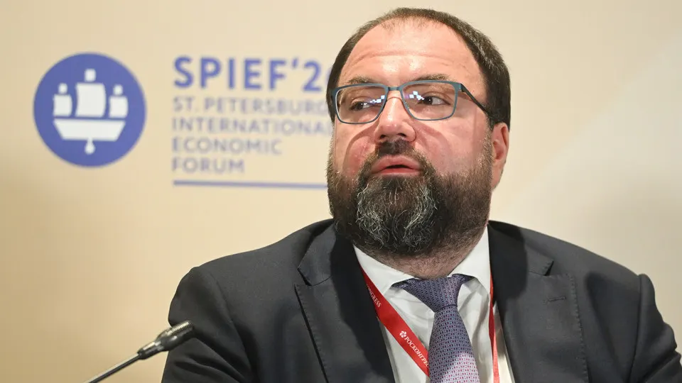 Министр цифрового развития сообщил о намерении внедрить обязательную возрастную идентификацию на онлайн‑платформах; рассматриваются варианты через «Госуслуги», биометрию и AI, что вызывает сомнения по защите данных и затратам для сервисов.