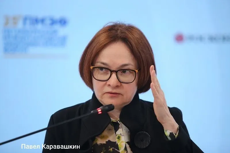 Глава Центробанка не примет участие в макроэкономической сессии ПМЭФ — причиной стало событие в семье: похороны её советника Алексея Можина. Вместо неё в дискуссии примут участие ведущие экономические чиновники.