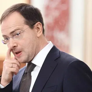 Помощник президента предложил ввести обязательное распределение и трудовые контракты для выпускников вузов, что вызвало обсуждение возвращения советских методов управления кадрами и ужесточения условий для молодых специалистов.