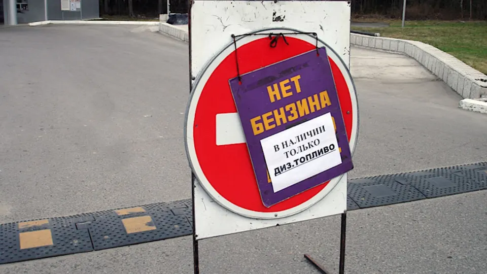 Власти Севастополя временно ограничили отпуск бензина для населения — продажи будут доступны только для экстренных служб до второй половины дня 3 июня. Ограничения происходят на фоне дефицита топлива, вызванного ударными атаками по нефтеперерабатывающей инфраструктуре и логистике, что привело к резкому сокращению переработки и росту цен.