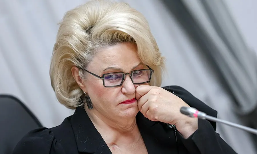 Председатель комитета по защите семьи Нина Останина призвала Роскомнадзор и Минцифры применять методы контроля, аналогичные замедлению Telegram, для сокращения времени пребывания детей в онлайн‑играх и социальных сетях.
