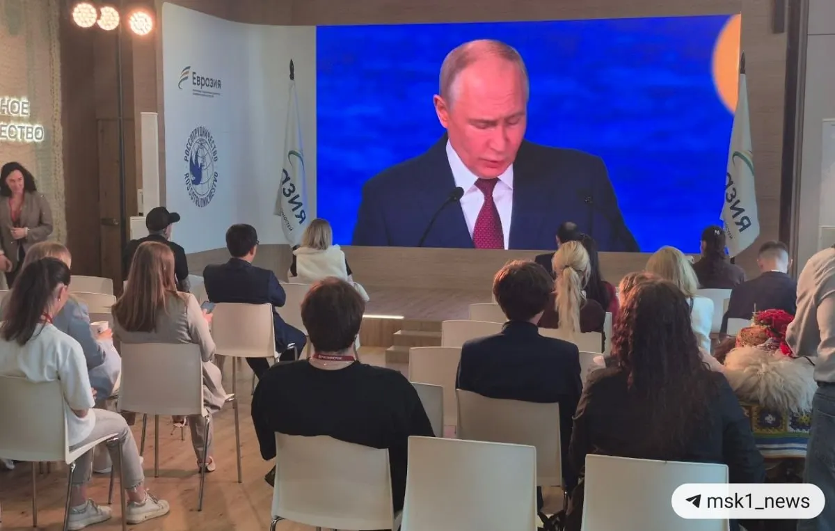 Президент отметил смещение роста в пользу новых центров (особенно стран Глобального Юга), рост роли БРИКС и влияние замораживания резервов России на курсы доллара и евро.
