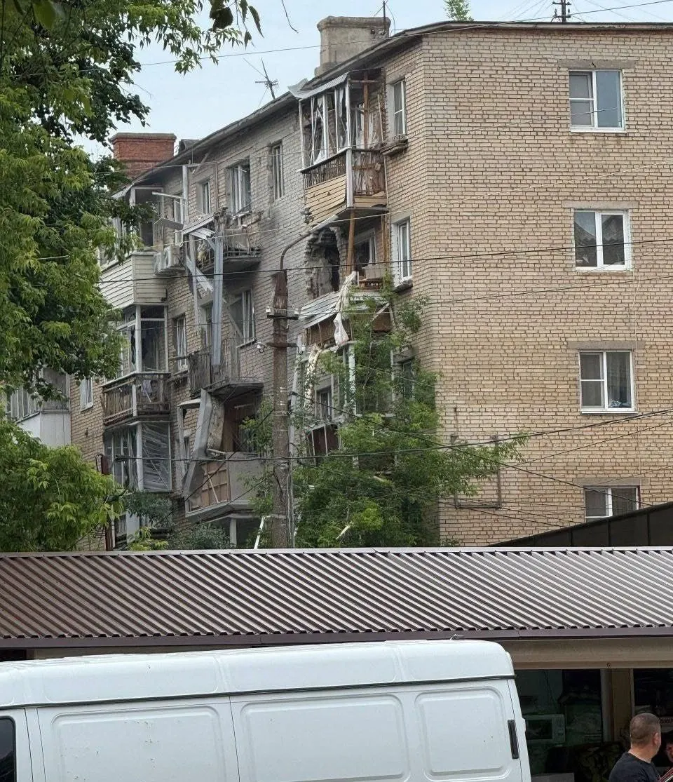 В Тульской области в жилой дом в Щёкино попал беспилотник. По предварительным данным, пострадавших нет, жители эвакуированы. В регионах сохраняются ограничения на полёты — силы ПВО сообщают о сотнях сбитых БПЛА.