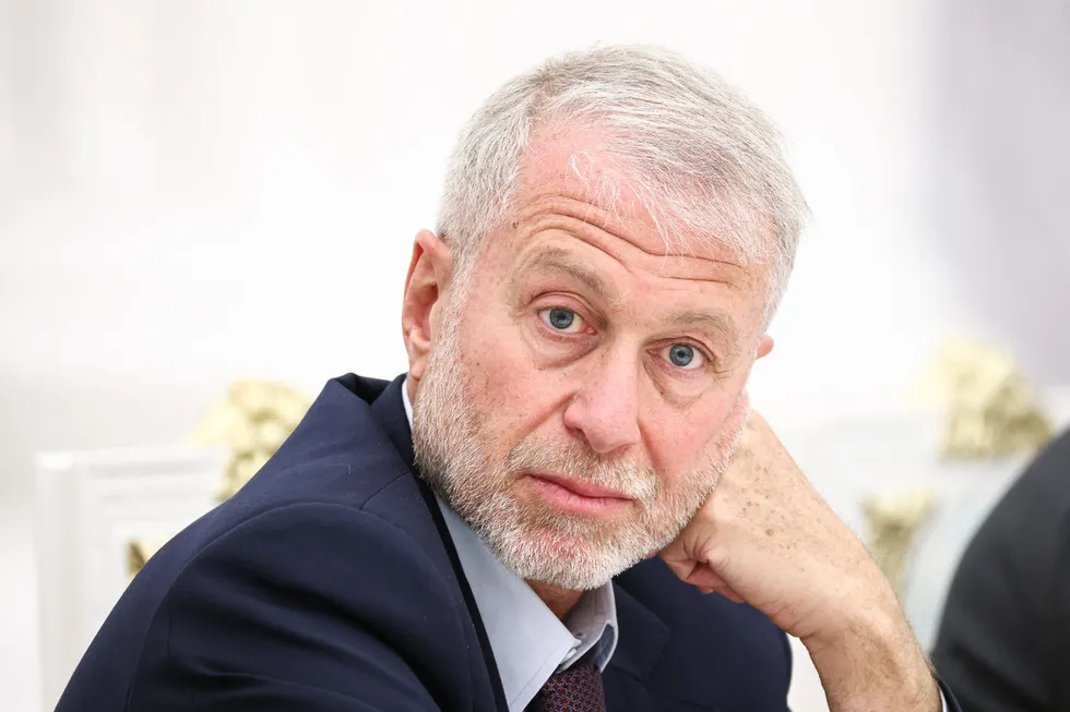 По словам нескольких собеседников, в мае Роман Абрамович посетил Киев, встретился с Владимиром Зеленским и передал предложение о личной встрече с Владимиром Путиным. Он продолжает выступать посредником, но роль его стала менее заметной.