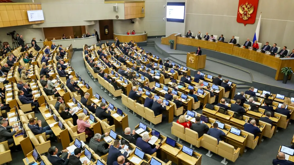 Депутаты экстренно приняли поправки к Бюджетному кодексу: правительство получило право нарастить расходы и внутренние заимствования сверх установленных лимитов, чтобы оперативно покрывать растущий дефицит бюджета.