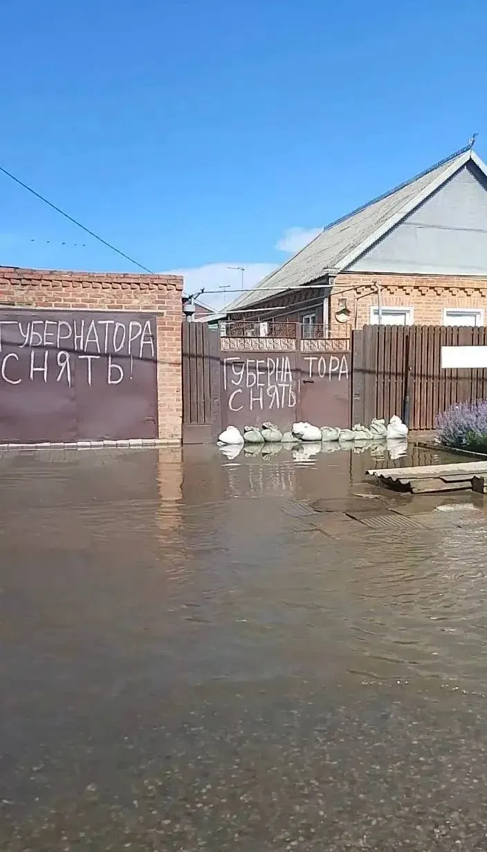 Местные жители 14 июня заблокировали проезд в микрорайоне 9‑й километр, требуя реакции властей из‑за подтопления домов; на место прибыли полиция, глава округа и техника для откачки воды.