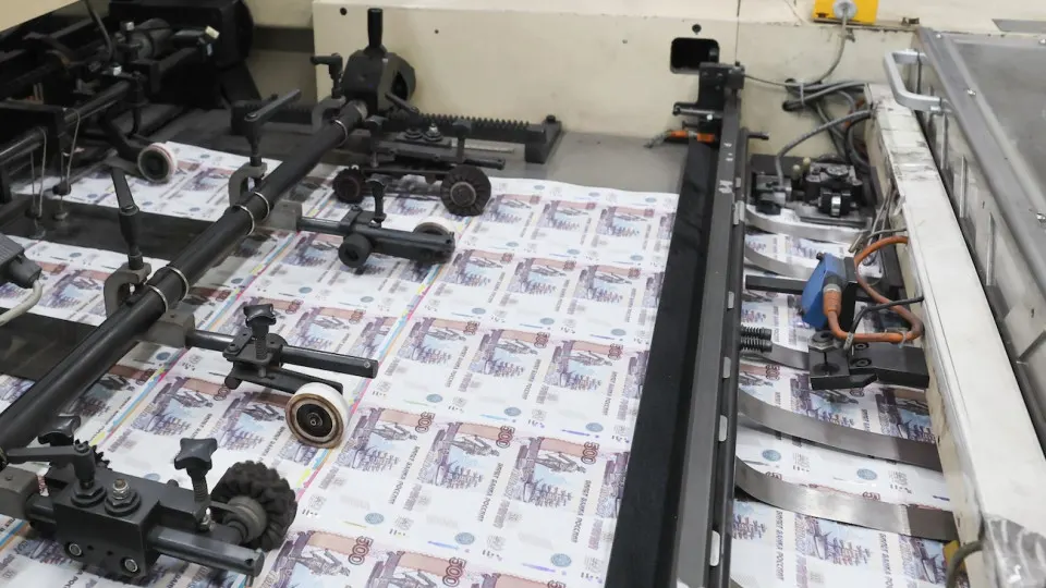 Регулятор кредитует банки под ОФЗ, что помогает Минфину закрывать дефицит бюджета, но создаёт риски монетарного финансирования и роста инфляции, предупреждают экономисты.