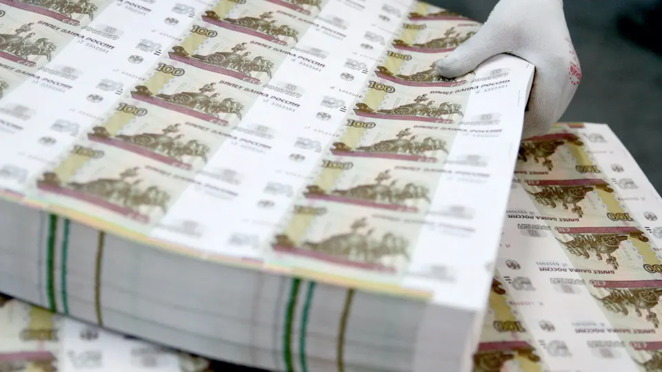 В мае наличных в обращении прибавилось 381,2 млрд руб.; с начала года прирост превысил 1,09 трлн. Центробанк ужесточил контроль за операциями с наличными из‑за рисков уклонения от учёта и оттока средств.