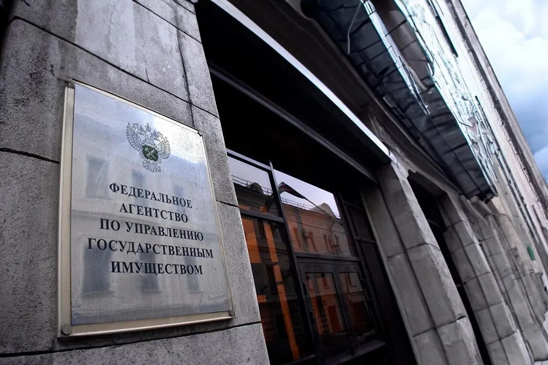Новый закон отменяет привязку продажи конфискованного жилья к минимальной цене и исключает обязательную шестимесячную паузу между неудачными аукционами, что позволит быстрее выставлять такие квартиры на торги.