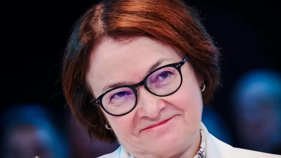 Глава Центробанка долгое время отсутствовала из публичного пространства — теперь ей суждено появиться на пресс‑конференции после решения по ключевой ставке. Между тем поправки в бюджетном законодательстве открывают путь к непрозрачному наращиванию военных расходов — это меняет правила игры для денежно‑кредитной политики и усиливает риски для экономики.
