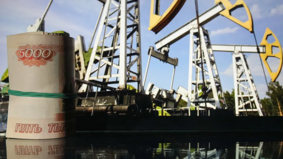 Несмотря на рекордные цены на нефть и рост нефтегазовых поступлений в мае, федеральный бюджет остаётся в многотриллионном дефиците: власти обсуждают секвестр и заморозку расходов, чтобы покрыть растущие траты на безопасность.