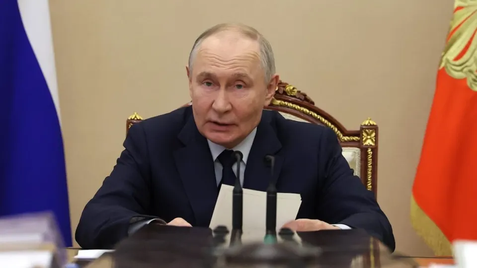 Президент заявил, что спад инвестиций связан с макромерами и внешними ограничениями; в I квартале вложения упали на 14,3%. Правительство отмечает ограниченные возможности бюджетного стимулирования.