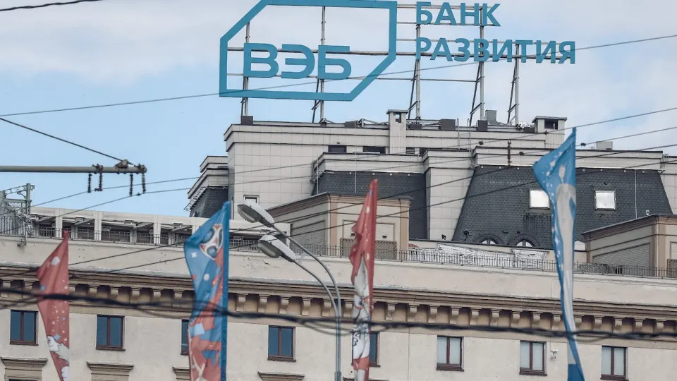 Госкорпорация ВЭБ объявила о сокращении бюджета и намерении уволить около 15% персонала в рамках подготовки к бюджетным параметрам 2027 года. Решение объясняют «кредитным охлаждением» экономики; сокращения затронут и дочерние структуры.