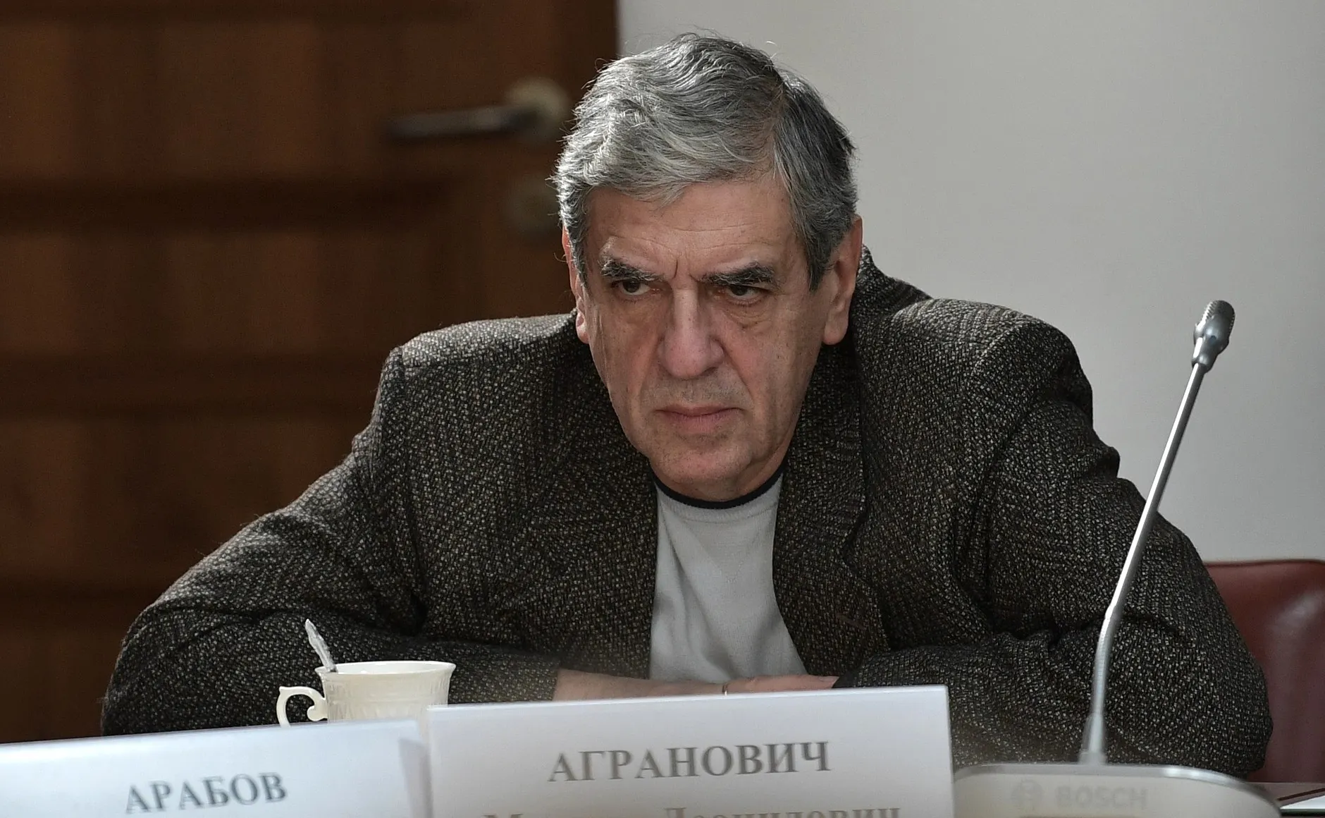 Операторский факультет Всероссийского института кинематографии объявил набор в «специальную группу» режиссёра Михаила Аграновича: бесплатное обучение с 2027 года обещают тем, кто подпишет годичный контракт с Минобороны для службы в войсках беспилотных летательных аппаратов. Правозащитники предупреждают об обещаниях, которые могут не исполниться.