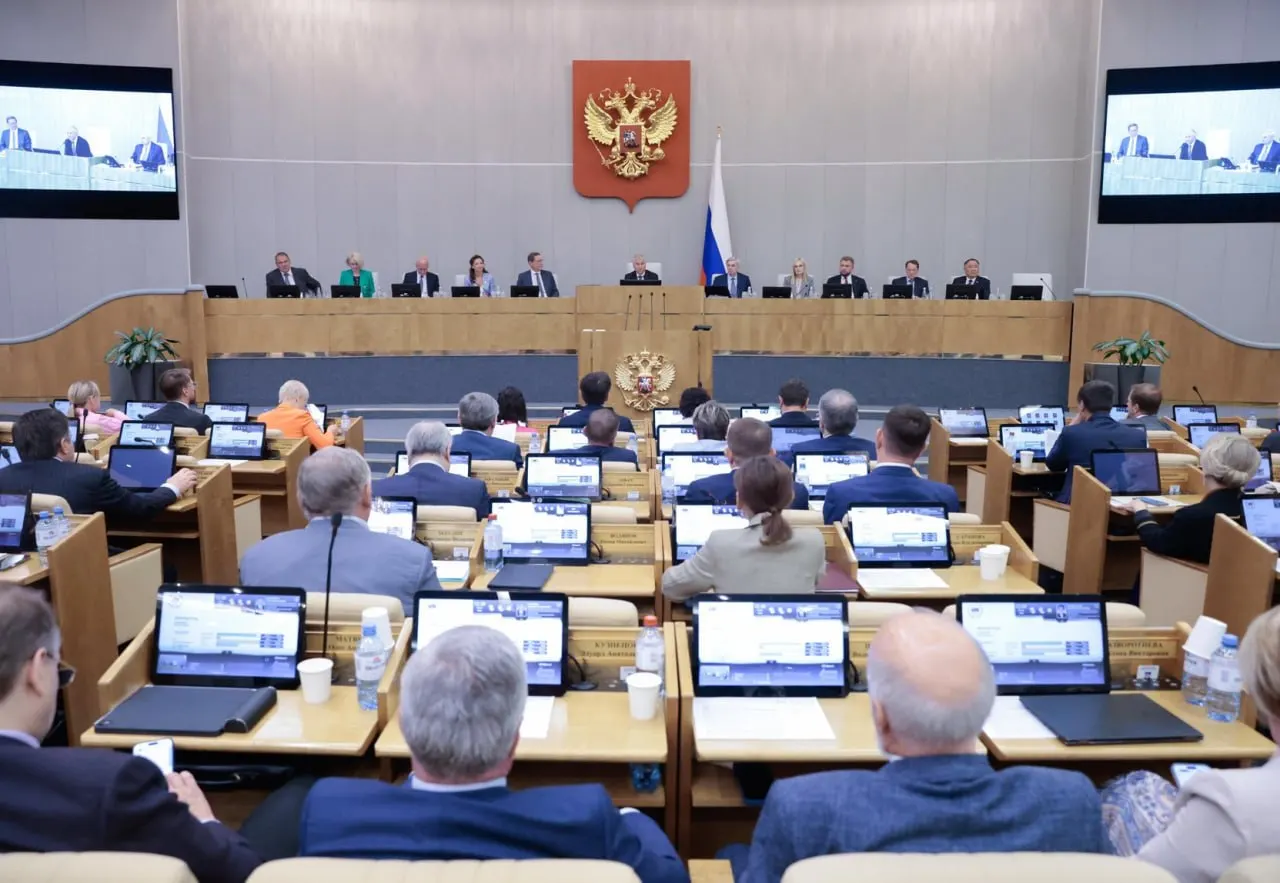 Анализ показывает, что Госдума поддерживает 84% правительственных и 99% президентских законопроектов, тогда как «проходимость» депутатских инициатив едва превышает 25%.