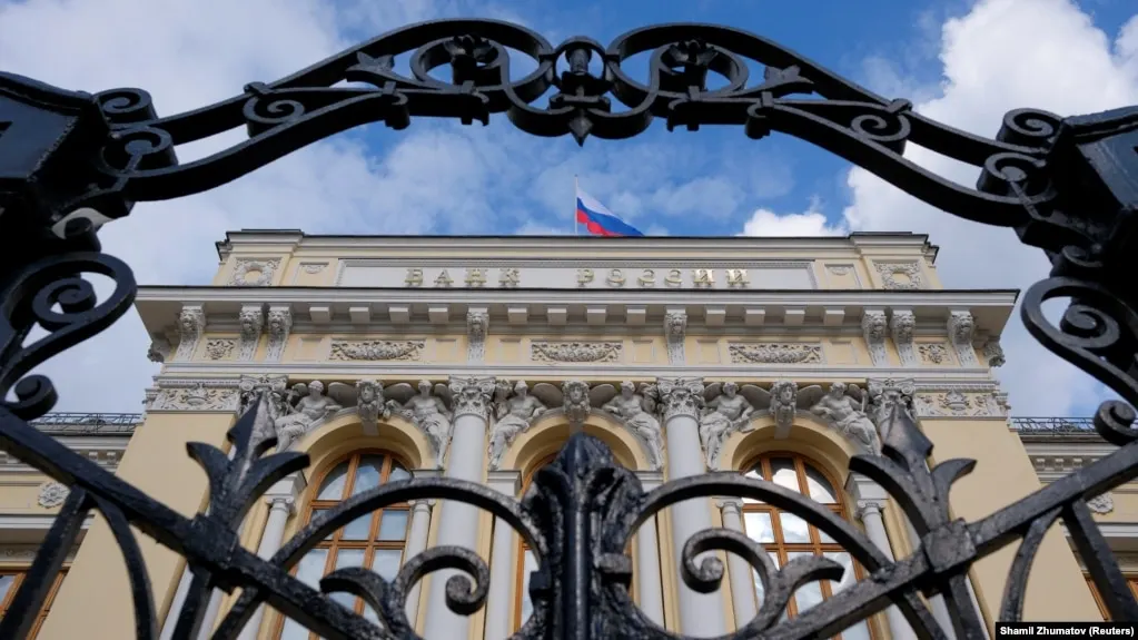 Банк России снизил прогноз роста экономики на 2026 год до 0–1% и повысил прогноз инфляции до 6–7%. Регулятор также пересмотрел оценку бюджетного дефицита и ожидания по нефти, внешней торговле и платёжному балансу.