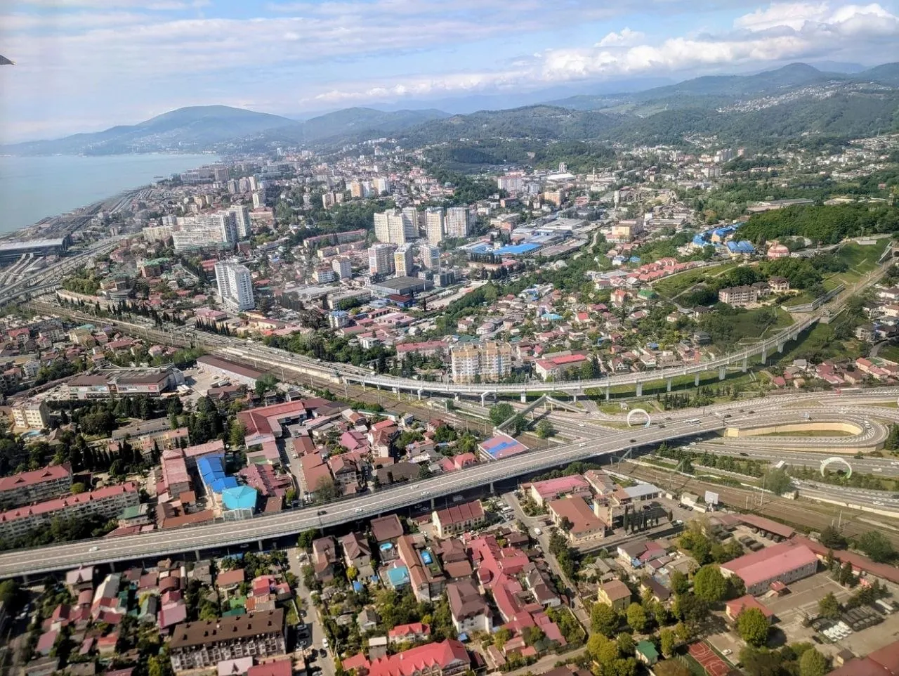 В городах прозвучали сирены: власти привели силы защиты в готовность и просят жителей укрыться в безопасных местах.