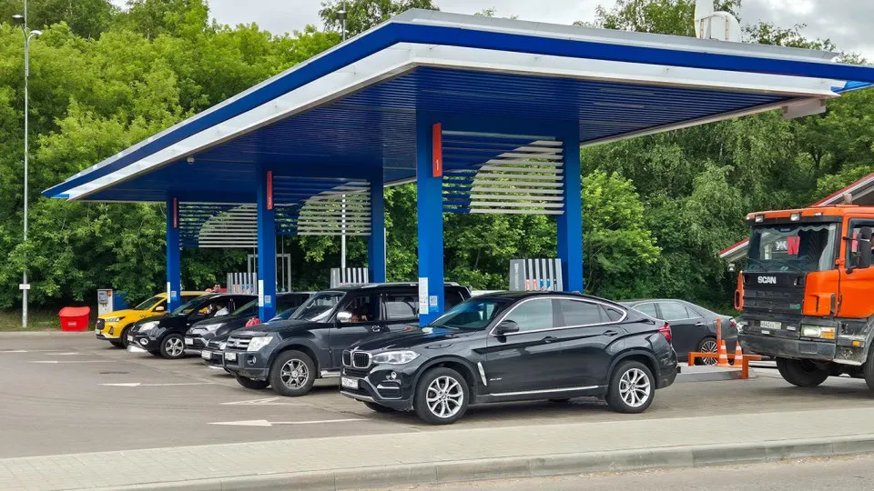 В ряде субъектов РФ для упорядочения очередей на АЗС и обеспечения общественного порядка направляют полицию, росгвардию и волонтёров. Власти ограничивают продажи, рекомендуют отказаться от несрочных поездок и ищут новые каналы поставок топлива.