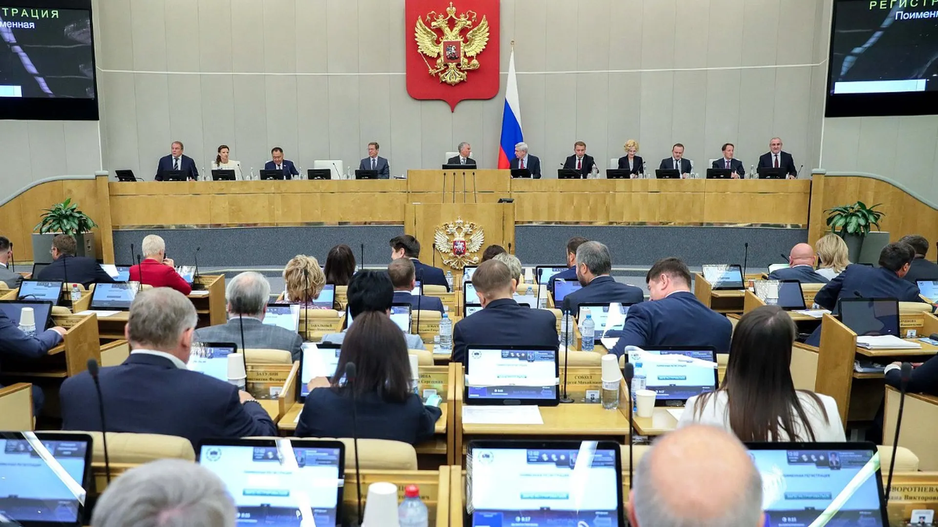 Совет Госдумы рекомендовал рассмотреть во втором чтении законопроекты, вводящие запреты и ограничения для лиц, осуждённых или привлечённых по ряду статей. Предусматриваются запреты на онлайн‑банкинг, пользование госуслугами, регистрацию недвижимости и другие меры; реестр таких лиц будет вести Минюст.