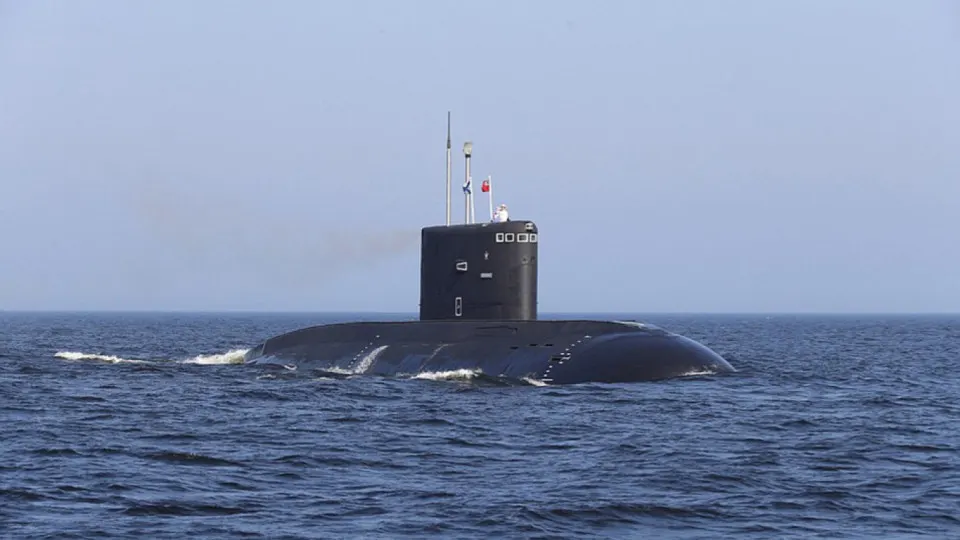 По данным британской военной разведки, на базе ЧФ в Новороссийске боевые рубки нескольких подлодок закрыли антисетками — мерой защиты от атак беспилотников.