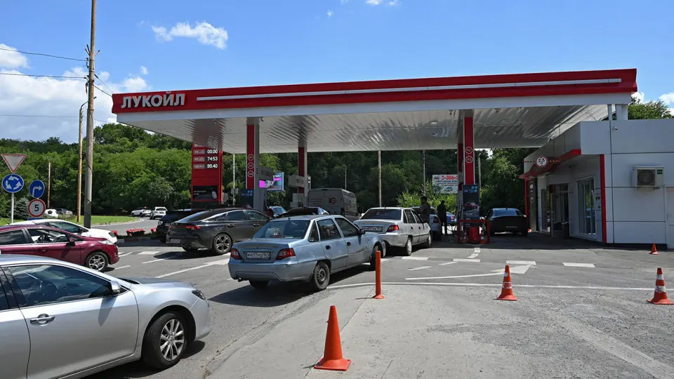 За неделю тонна белорусского бензина АИ‑92 подорожала на 6% — до 127 тыс. руб., а с начала мая рост составил 1,8 раза. Поставки и внутреннее производство не успевают покрыть летний спрос на фоне повреждений НПЗ.