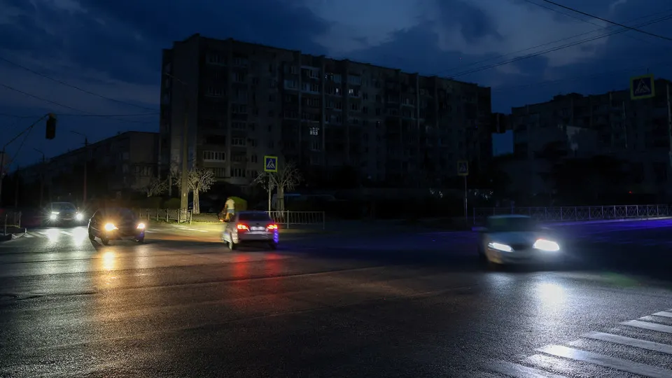 В десятках регионов из‑за дефицита бензина и очередей на АЗС ограничили работу общественного транспорта; в ряде областей одновременно повысили тарифы на проезд.