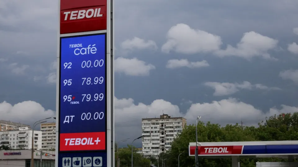 Власти сконцентрировали поставки топлива в столицу, из‑за чего в ряде регионов заметно сократилось число работающих АЗС и появились ограничения на продажи.