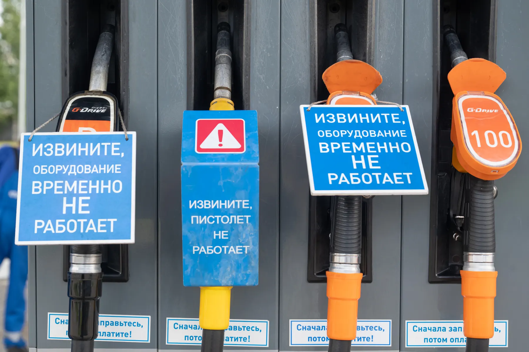 Федеральная антимонопольная служба инициировала проверки и дела в нескольких регионах: ведомство усматривает признаки картельного сговора на оптовом рынке бензина на фоне дефицита и роста цен.