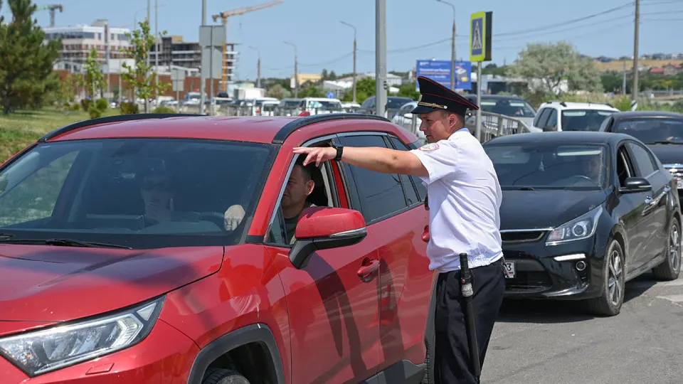 Власти региона отправили полицейские патрули на самые загруженные автозаправки после инцидента с применением оружия. Из‑за дефицита топлива и ограничений очереди достигают нескольких часов; вводят разные формы контроля и лимиты продаж.