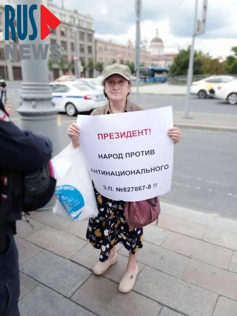 На Старой площади задержали Наталью Шамину, которая вышла в одиночный пикет против законопроекта о передаче регионам права выводить памятники из-под госохраны. Градозащитники предупреждают о риске массовых сносов.