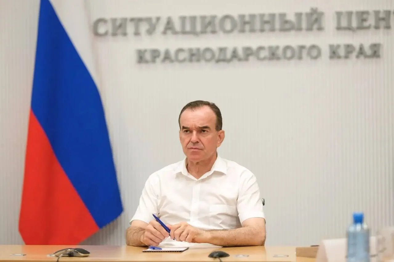 Он обратился в правительство с просьбой увеличить ежемесячные поставки дизеля и бензина для аграриев края — топливо нужно для уборки урожая и послеуборочных работ; в ряде районов сохраняется напряжённость с заправками.