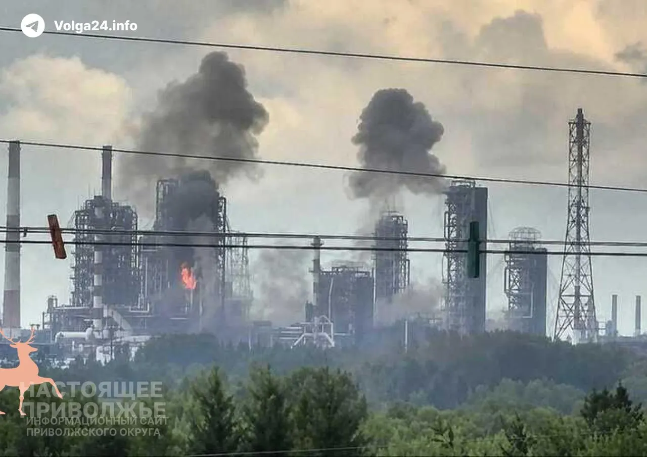 С начала войны беспилотники поразили большинство крупных нефтеперерабатывающих заводов страны. Уцелели только отдельные предприятия в Сибири и на Дальнем Востоке — их суммарная мощность составляет около 30,8 млн т в год, что явно недостаточно для покрытия потребностей.