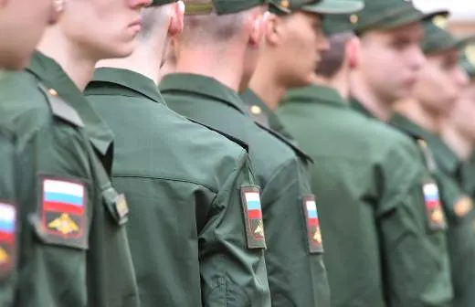 Правительство поддержало законопроект, разрешающий направлять срочников на службу в пожарные подразделения МЧС для тушения пожаров и аварийно‑спасательных работ в населённых пунктах.