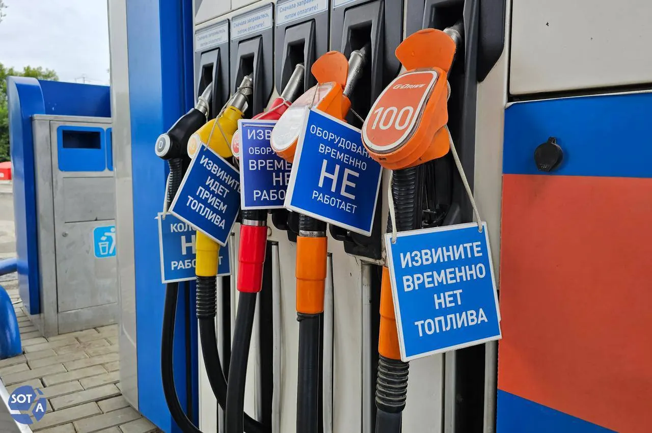 Медианные цены на бензин за первую декаду июля выросли примерно на 20–32% в разных марках. Эксперты говорят о структурном дефиците топлива из‑за ремонтов НПЗ и высокого спроса — резкого снижения цен не предвидится.