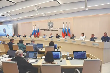 Центризбирком намерен исключить нескольких представителей из партийнoго списка «Яблоко». По закону выведение четверти кандидатов приводит к снятию партии с выборов — в то же время в разных регионах продолжаются штрафы, обыски и задержания членов партии.