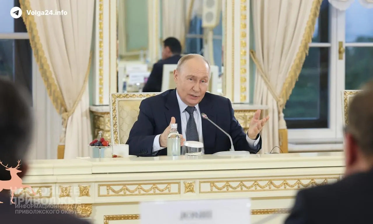 Президент заявил, что сбои на топливном рынке носят временный характер и связаны с внешним давлением; ВВП России вырос на 0,2% за январь–май, в мае — на 0,3%.