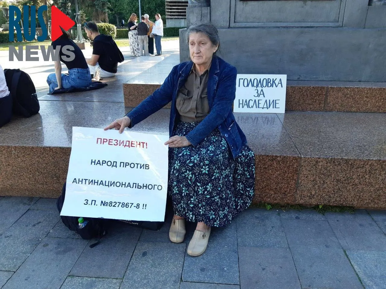 Председатель новосибирского отделения ВООПИК Наталья Шамина устроила голодовку у памятника Кириллу и Мефодию в Москве в знак протеста против законопроекта о передаче регионам прав на исключение объектов наследия из реестра; через час её задержали.