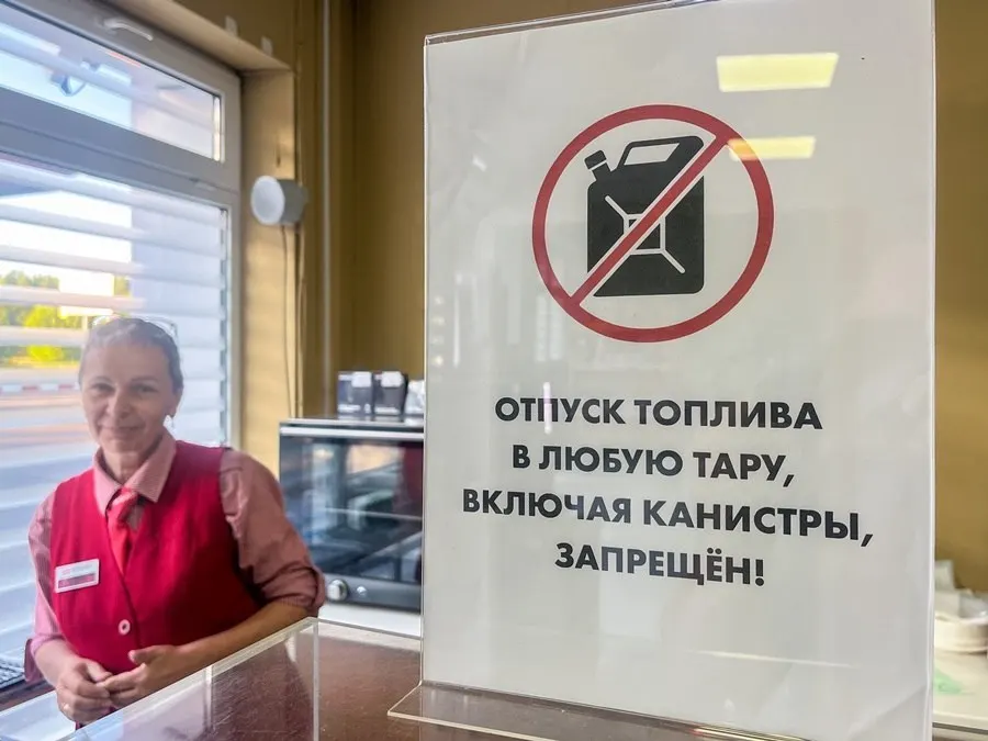 Власти Новороссийска сообщили, что запрет на продажу топлива в переносных ёмкостях введён из‑за повышенного уровня террористической угрозы и для защиты работников АЗС; аналогичные ограничения действуют по всему Краснодарскому краю.