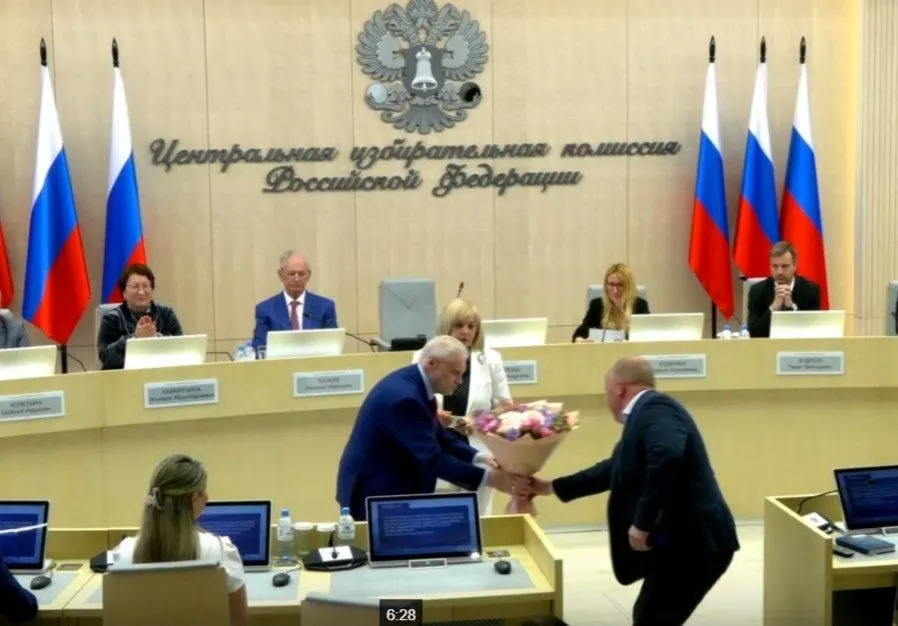 На заседании Центризбиркома единогласно зарегистрировали списки «Справедливой России», удостоверили Сергея Миронова и утвердили 43 финансовых уполномоченных партии «Яблоко» в регионах.