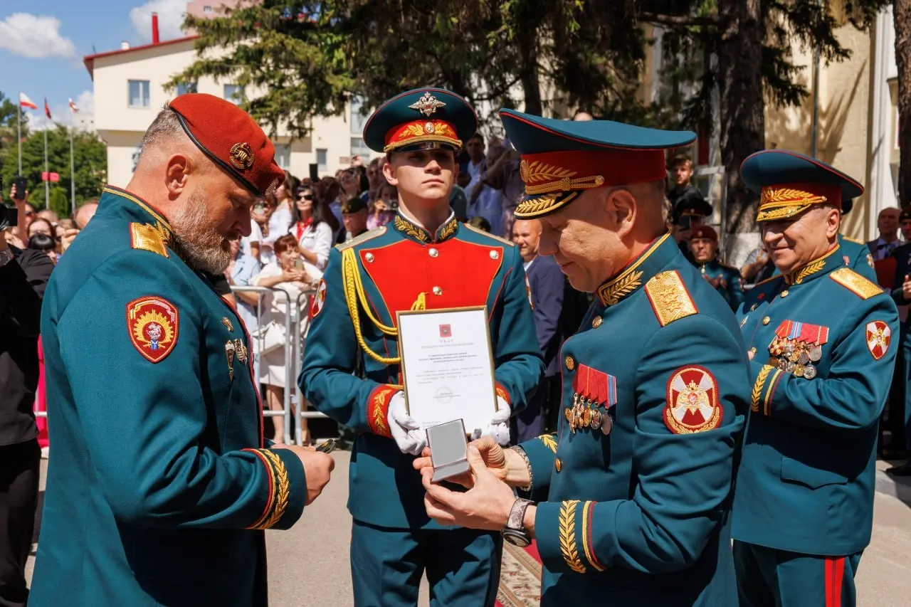 Начальнику Саратовского ордена Жукова Краснознамённого института войск Национальной гвардии присвоено воинское звание «генерал-лейтенант». Погоны и удостоверение вручил заместитель директора Федеральной службы войск национальной гвардии Анатолий Маликов.